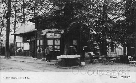 't Rond-1899-004.jpg - In 1903 kreeg Zeist vaste halteplaatsen. Dat was nieuw, want de paardentram stopte daarvoor overal waar de passagier maar wilde. Bij de Kiosk had Zeist een vaste halte al rond 1895. Links de wachtkamer en rechts een kiosk die koffie en thee serveerde. Men kon een krant, tramkaart, en boekjes met plattegronden over de omgeving van Zeist kopen. De kiosk kreeg in 1907 een nieuwe plek op het Station van Bosch en Duin. Opname van 1899.